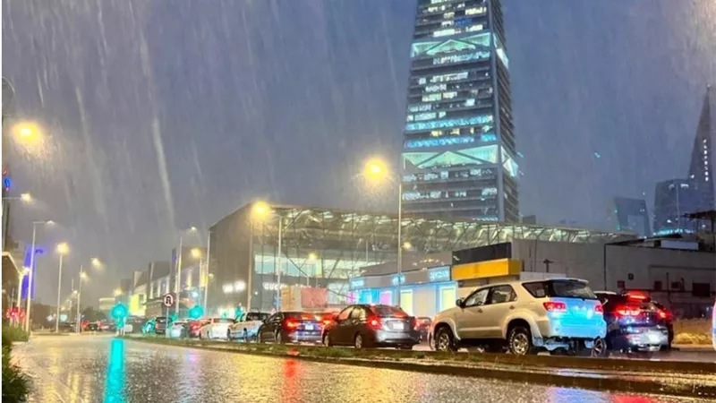 الآن.. أمطار غزيرة مصحوبة بأصوات الرعد والبرق على مدينة الرياض بالسعودية