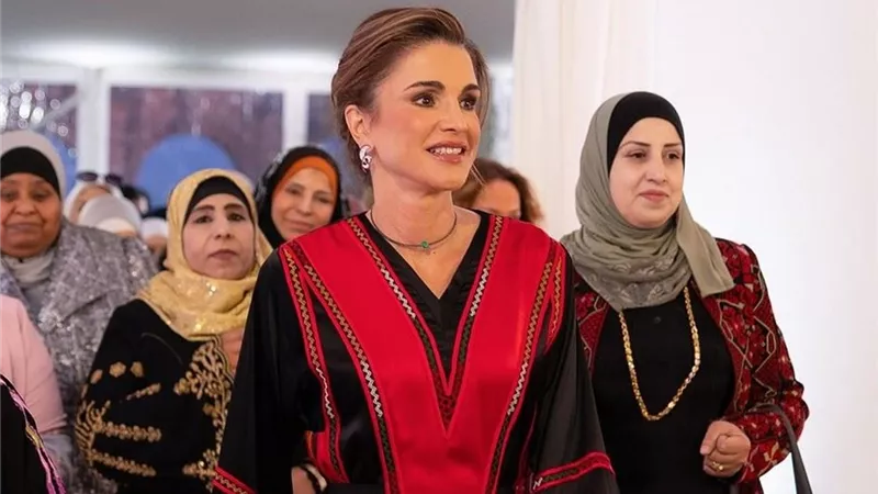 الملكة رانيا تخطف الأنظار بقفطان ساتان في إفطار رمضان (صور)