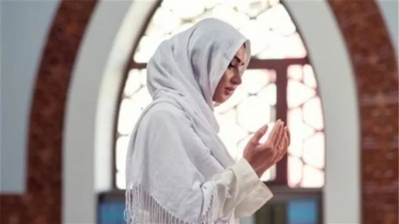 ما حكم إمساك المرأة عن المفطرات إذا طهرت من الحيض في نهار رمضان؟