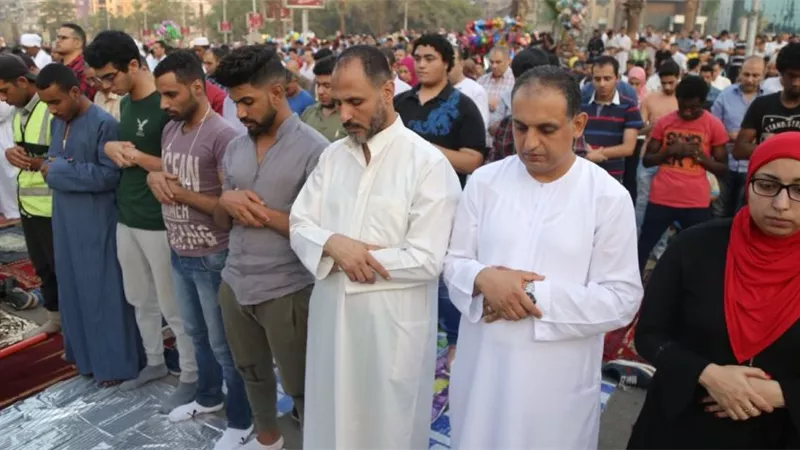 ما حكم وقوف المرأة بجوار الرجل في صلاة العيد؟ «الإفتاء تُحذر»