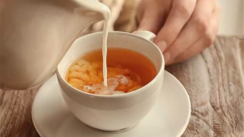 أول أيام العيد.. 6 فوائد صحية  للإفطار بالشاي والحليب