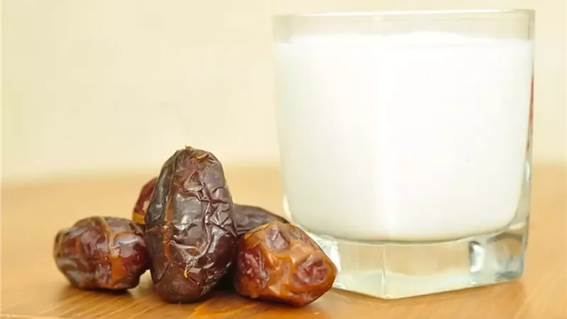 5 فوائد مدهشة لرجيم التمر واللبن