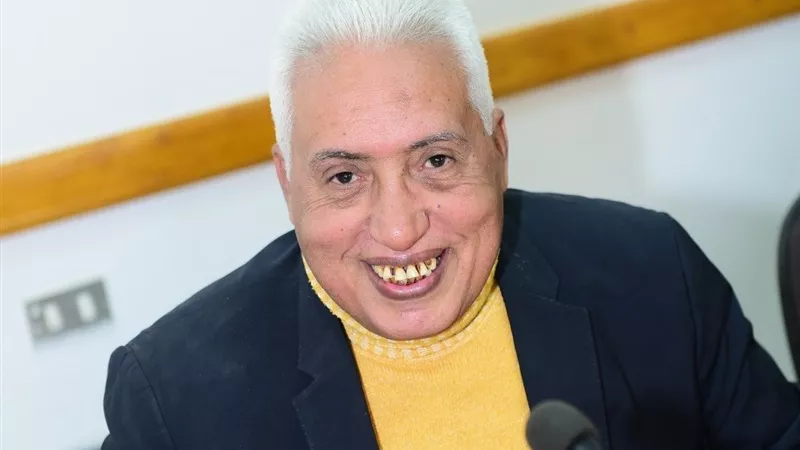 هل يعلم من يلهث خلف الترند مخاطره على المجتمع والفرد؟