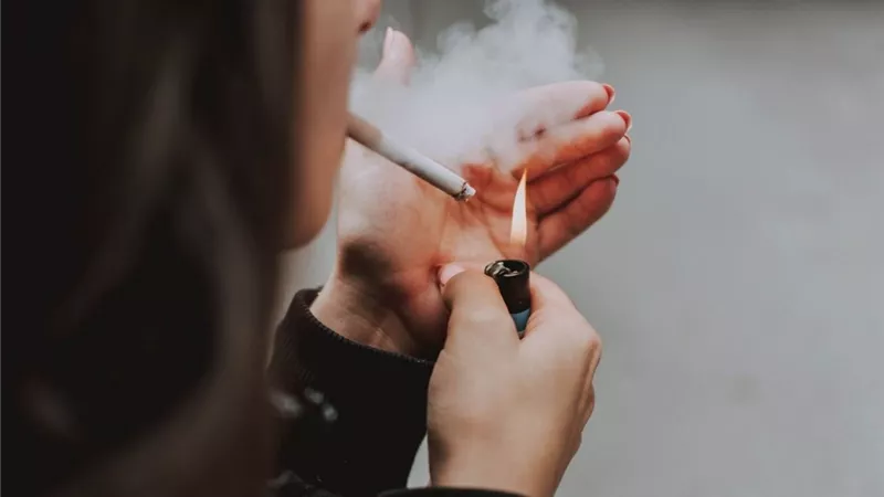 تفسير حلم التدخين في المنام للعزباء والمتزوجة