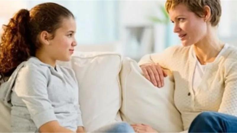 6 نصائح للتعامل مع أول دورة شهرية لابنتك المراهقة