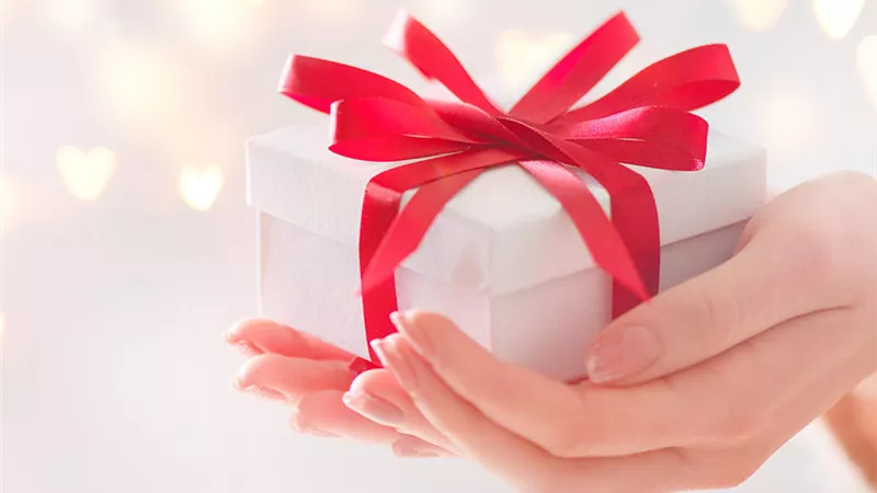 5 هدايا تفضلها الزوجة في عيد الفطر.. أهمها العيدية