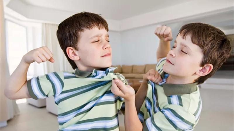 4 أخطاء تعزز مشاعر الغيرة بين أبنائك.. احذريها