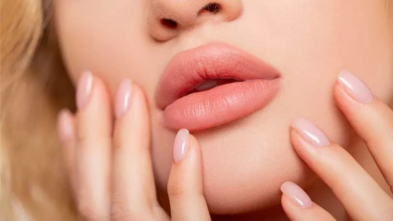 5 زيوت أساسية للحصول على شفاه ممتلئة ورطبة ( صور)