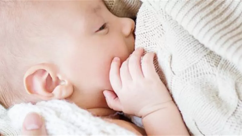 4 أضرار خطيرة لإرضاع طفلك أثناء النوم.. احذريها