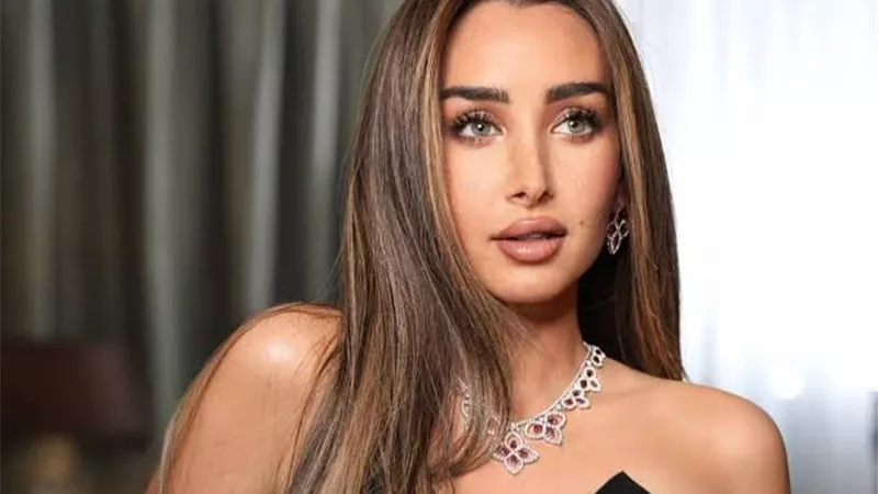 سر رفض هنا الزاهد تقويم أسنانها 