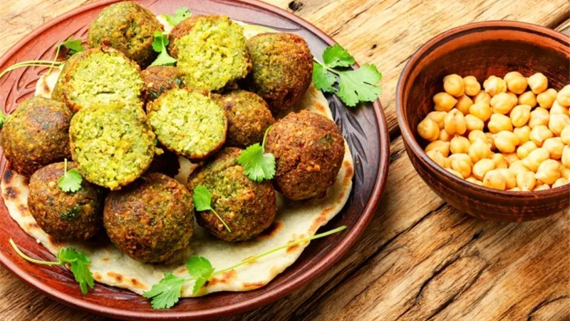  لو بتفكري في فطار.. طريقة عمل الطعمية بالحمص مثل المحلات