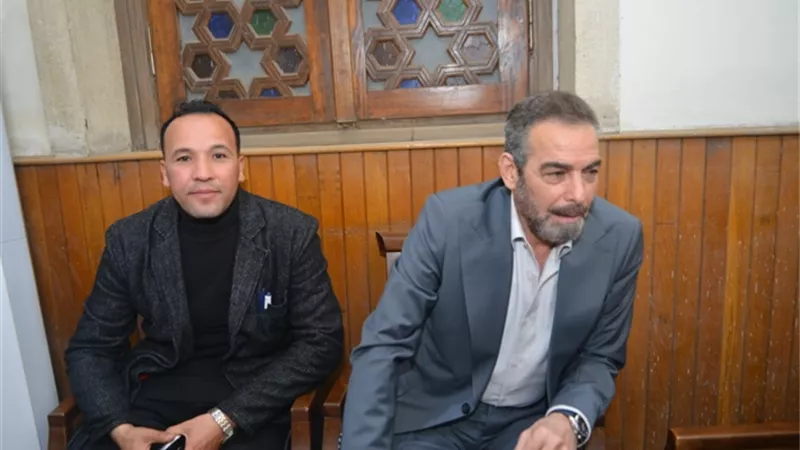 تصرف غريب للفنان أحمد عبد العزيز في عزاء شيرين سيف النصر (فيديو) 