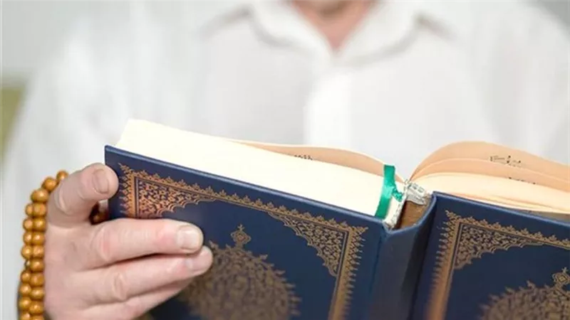 رأيت أبي المتوفي  يقراء القرأن في المنام « فما تفسير الحلم؟»