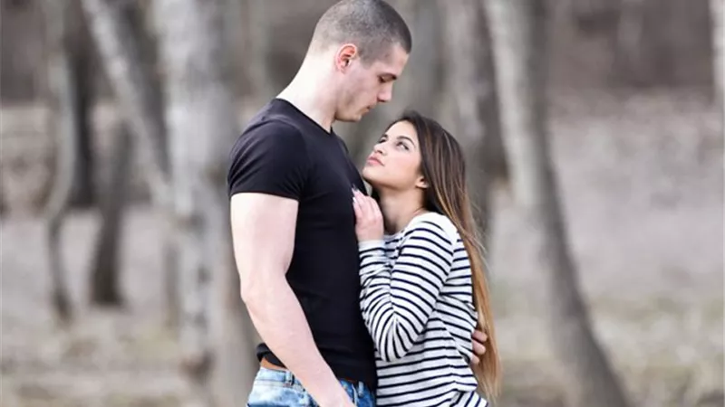 5 اعتقادات وراء انجذاب المرأة للرجل طويل القامة 