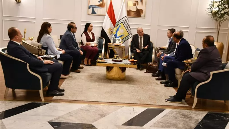 محافظ جنوب سيناء يلتقي وفداً كنديًا لبحث إنشاء مركز للقلب بشرم الشيخ