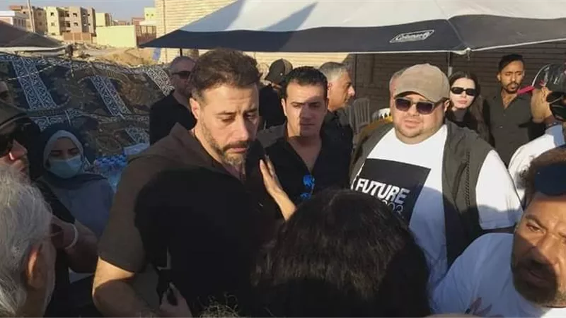 بعد انفعال أحمد السعدني في جنازة والده | عمرو أديب: أقل حاجة يعملها إنه يشتم