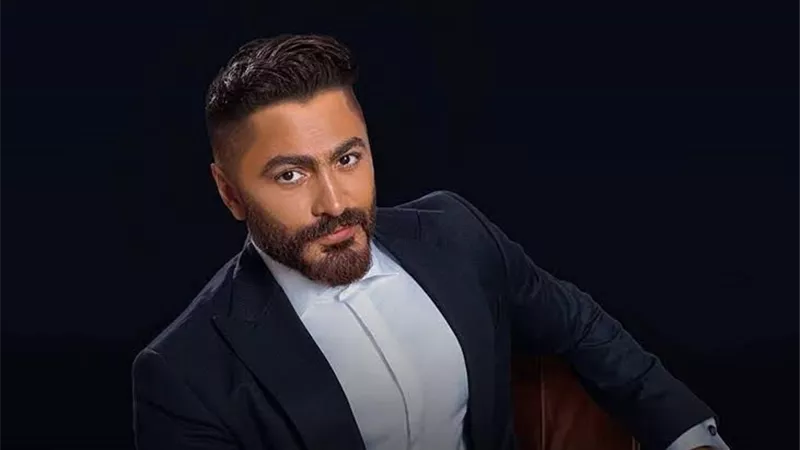 على غرار محمد رمضان | تامر حسني يستعرض سيارته في حفله الأخير 