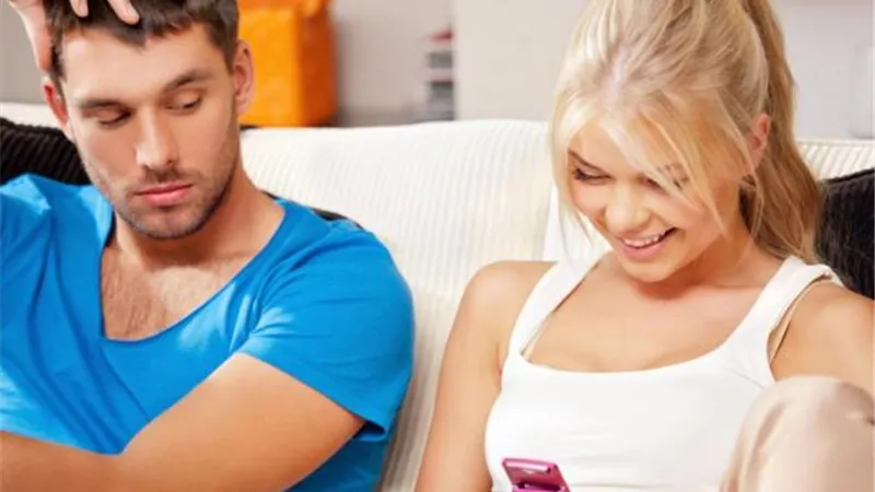هل يحق للزوج التجسس على زوجته لو شك في سلوكها؟ «أمينة الفتوى تُجيب»