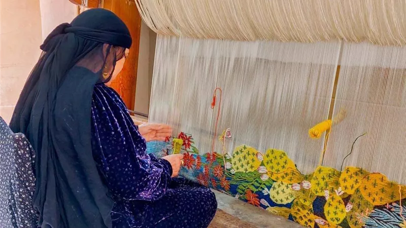 سيدات قرية الحرانية.. أنامل ذهبية تعزف على خيوط السجاد اليدوي