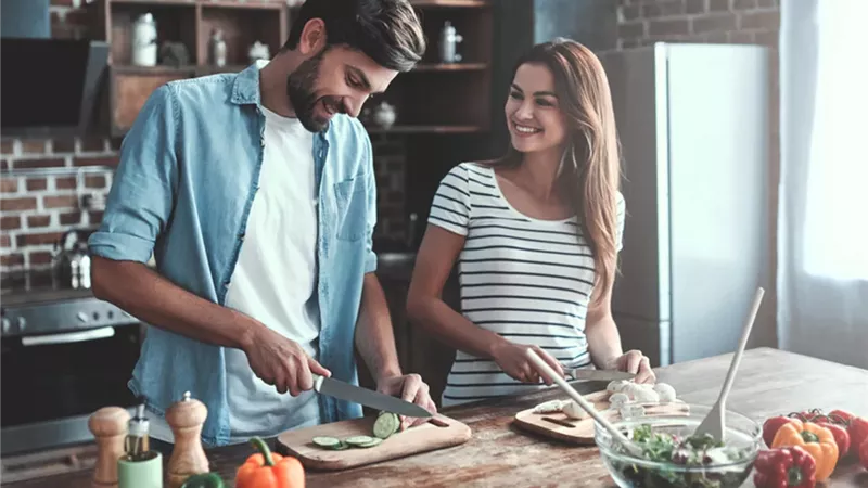 6 أسرار لانجذاب المرأة للرجل المحب للطهي