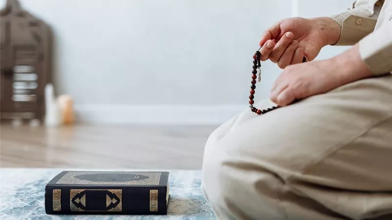  هل تحبط الأعمال بترك صلاة العصر فقط؟ «الإفتاء تُجيب»