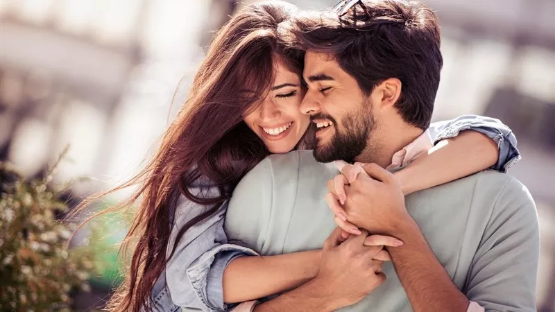  6 أسرار لانجذاب المرأة للرجل المرح 