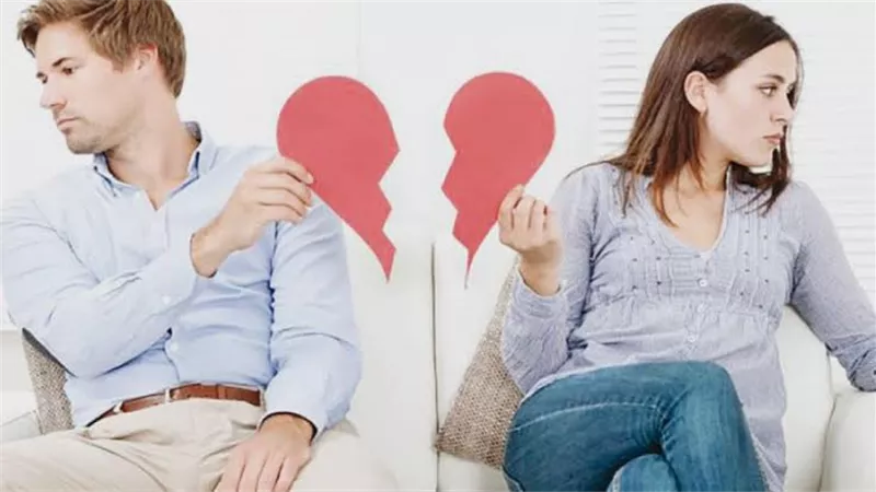 هل مكوث الزوجة مع الزوج بعد الطلاق في منزل الزوجية يعد زنا ؟ 