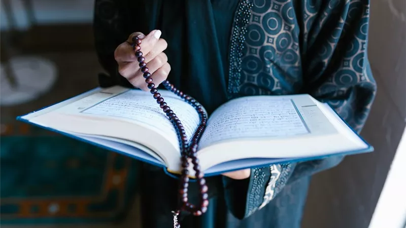 هل يجوز للحائض ارتداء الجوانتي لقراءة القرآن؟ «الإفتاء تُجيب»