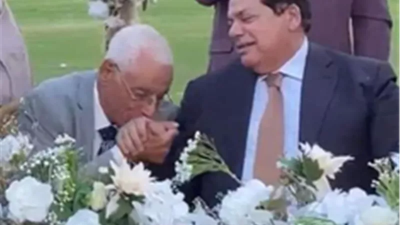 بعد صورة أبو العينين وحسام موافي.. حكم تقبيل يد الحاكم والغني والرجل الكبير والشيخ والأب 
