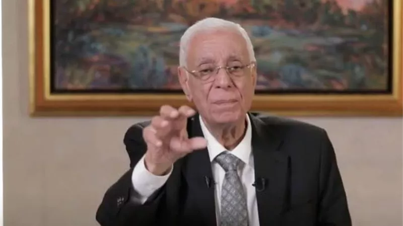 أسرة الطبيب حسام موافي  تكشف حقيقة تقبيل يد محمد أبو العينين  