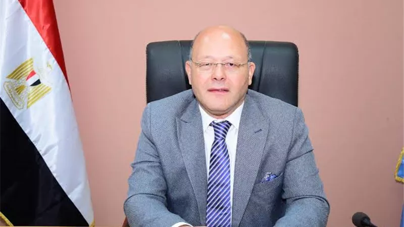 رئيس جامعة سوهاج يكافئ 219 عاملاً بوقفهم عن العمل في عيد العمال  