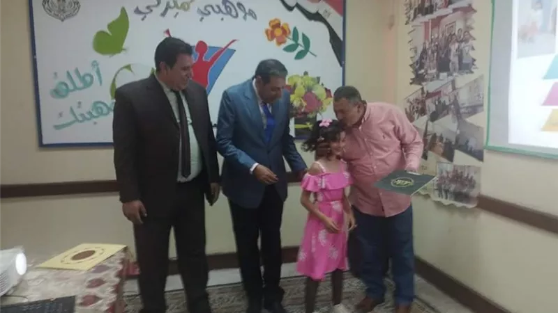 تكريم الطفلة السيناوية «لي لي» في مسابقة مواهب مصرية بعد تألقها الغنائي (صور) 