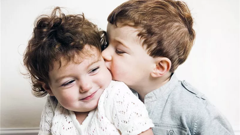 3 نصائح مثمرة لتعزيز مشاعر الحب بين أبنائك
