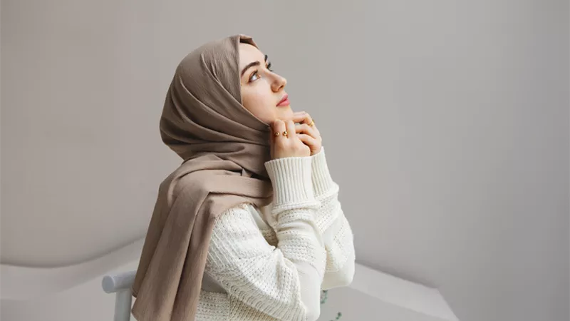 هل يجوز للمرأة الظهور دون حجاب أمام زوج أختها؟ «الإفتاء تُجيب»