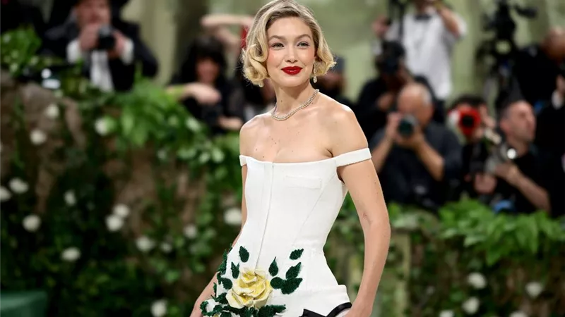 جيجي حديد تتألق بفستان أبيض مزين بالزهور في حفل Met Gala 2024 (صور) 