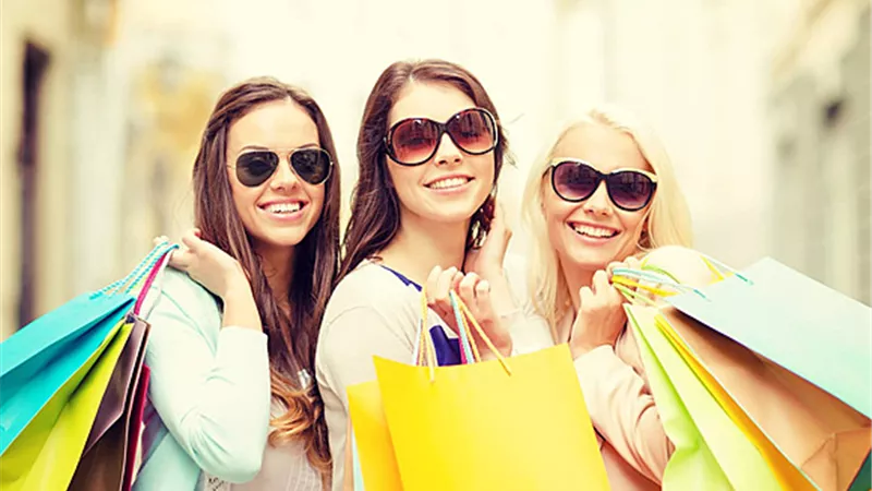 4 أسرار وراء هوس المرأة بالتسوق..بتدلل نفسها