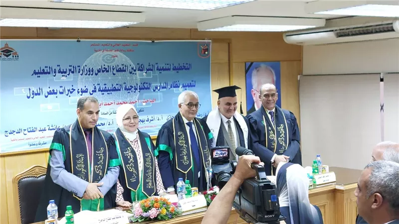 وزير التعليم يهنيء باحث سيناوي لمنحه الدكتوراه بامتياز