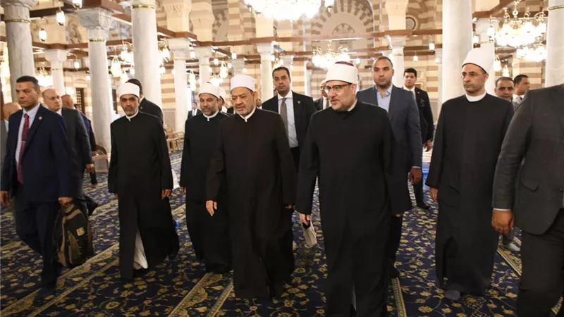 شيخ الأزهر يزور مسجد السيدة زينب ويشيد بتطويره