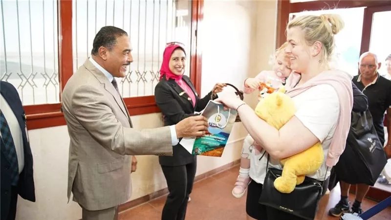 بالتنورة والشيكولاتة | مطار مطروح يستقبل أولى رحلات الشارتر السياحي